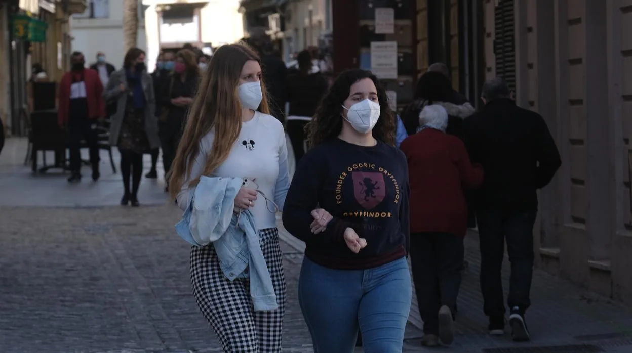 Ciudadanos paseando por las calles de Cádiz capital con mascarillas para protegerse del covid.