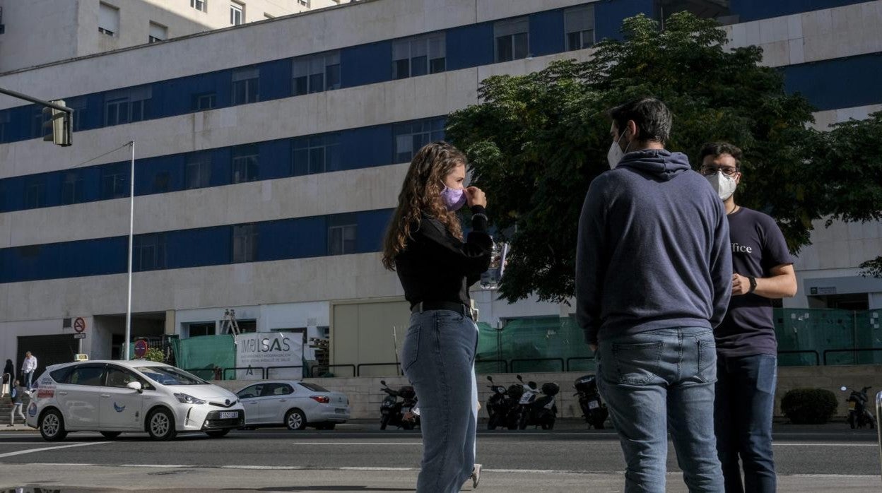 El hospital Puerta del Mar resiste a la cuarta ola del coronavirus con solo 21 hospitalizaciones