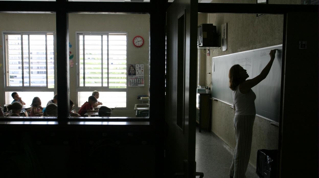 Una profesora, impartiendo clase en un centro