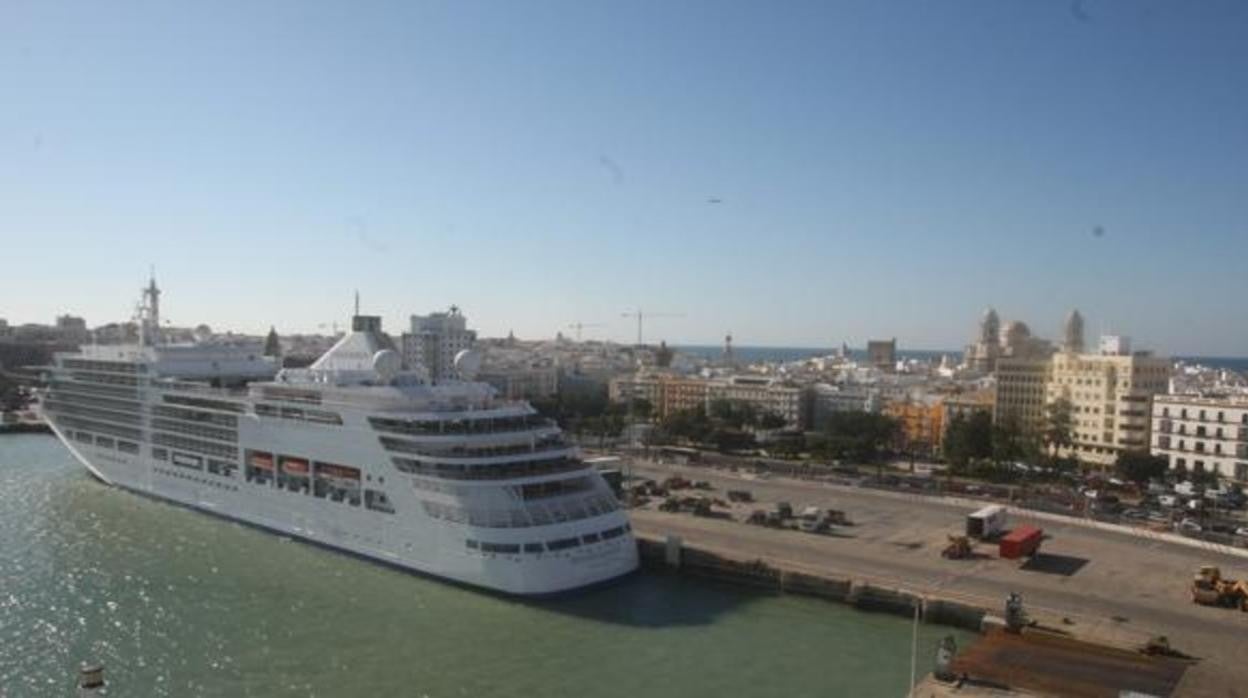 Un crucero atracado en el muelle de Cádiz.