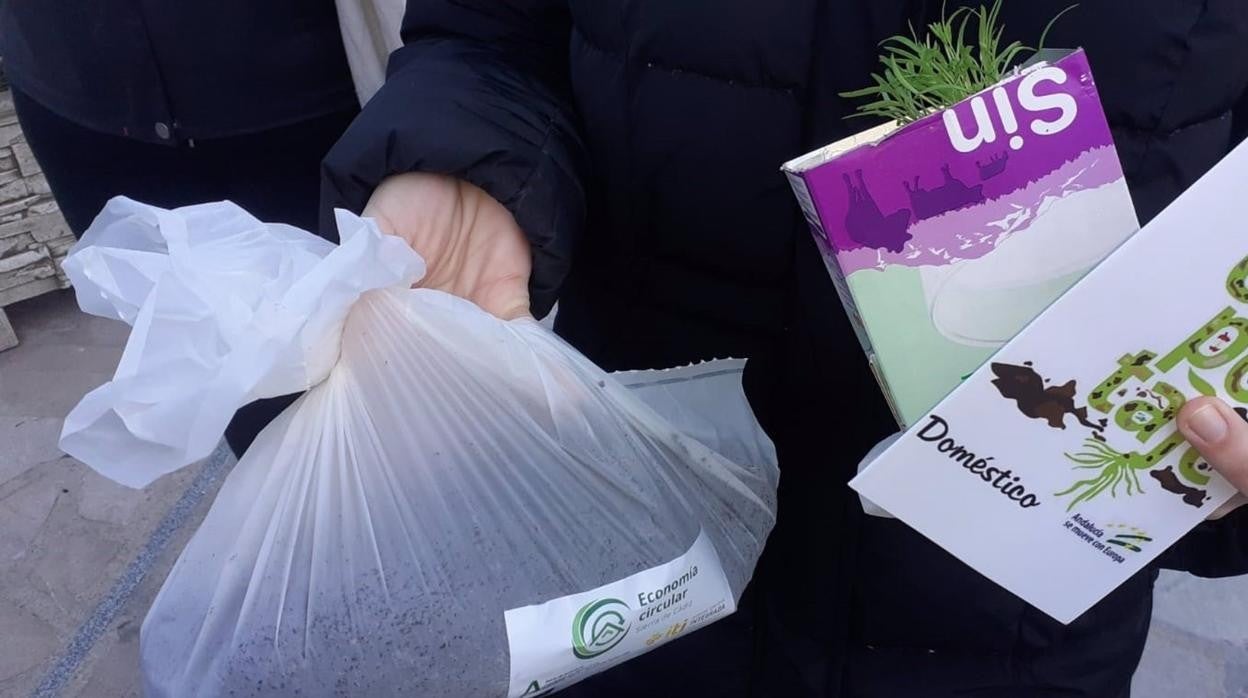 La Junta de Andalucía celebra el Día de la Tierra en Cádiz con la entrega de compost procedente de residuos orgánicos domésticos