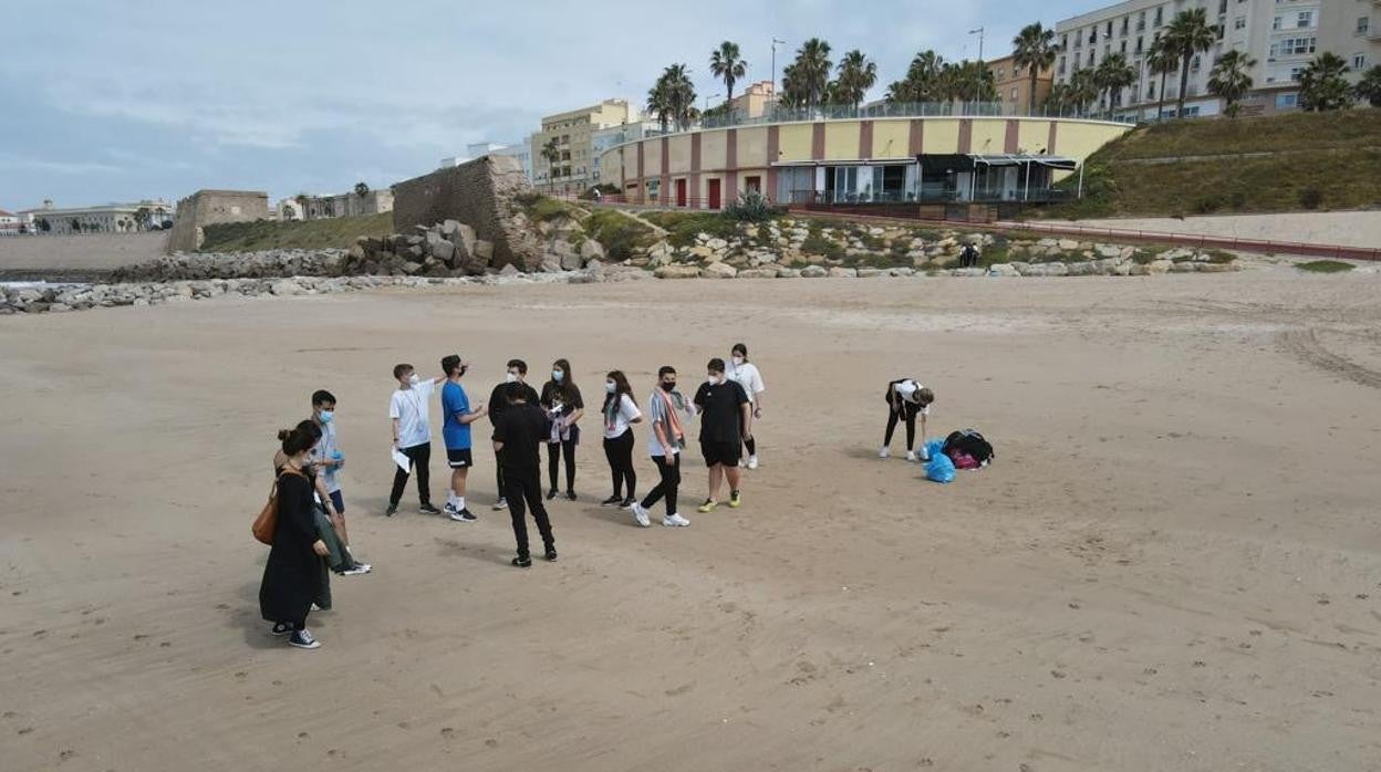 Los alumnos del IES La Salle Viña realizan labores de limpieza en las playas de Cádiz.