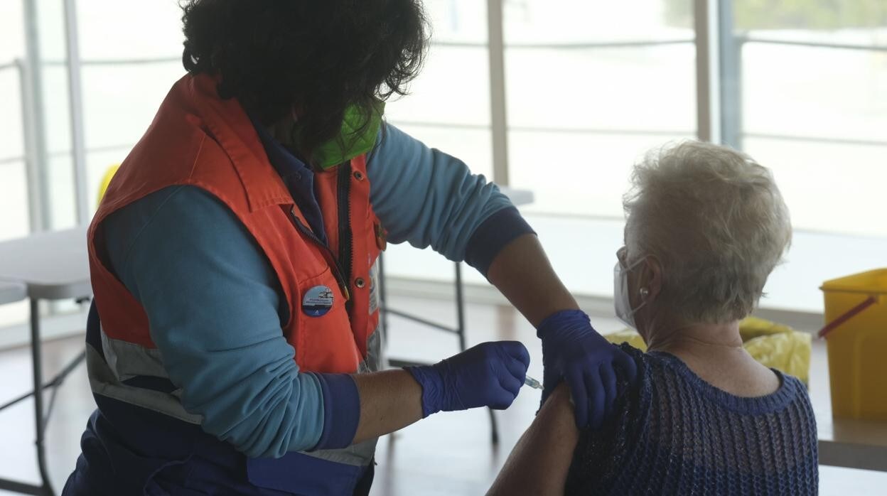 Una gaditana recibe la vacuna contra el coronavirus en Cádiz capital.
