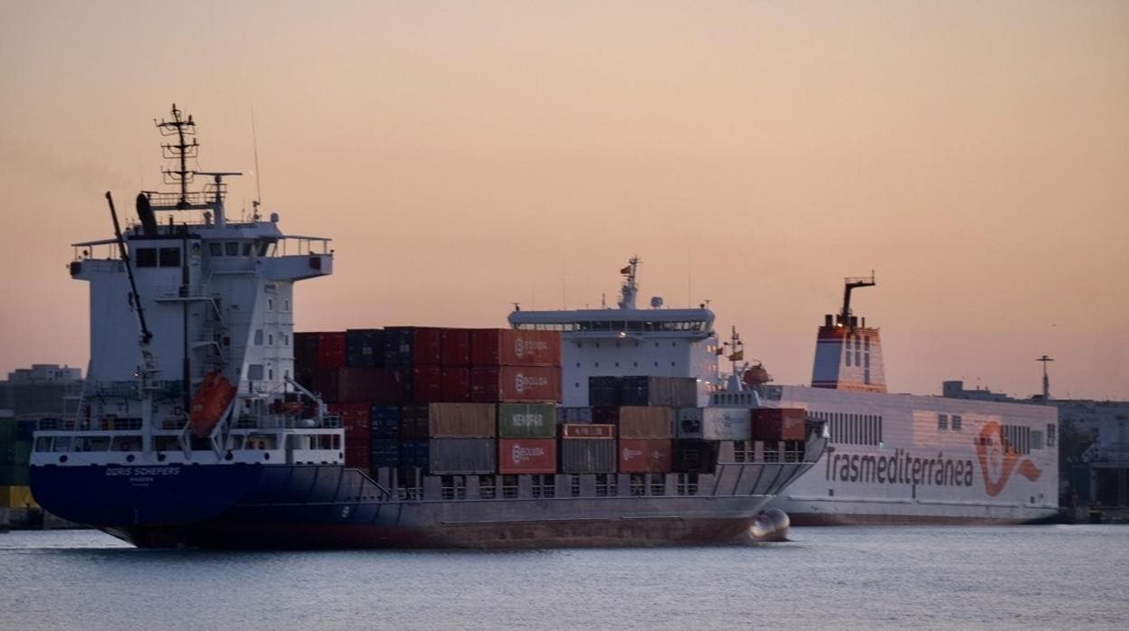 Boluda y Trasmediterránea lideran el tráfico marítimo de Cádiz con Canarias.