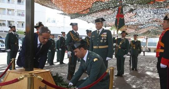 Kike pone la corona de flores a los caídos en el acto de la Patrona de la Guardia Civil de 2018.