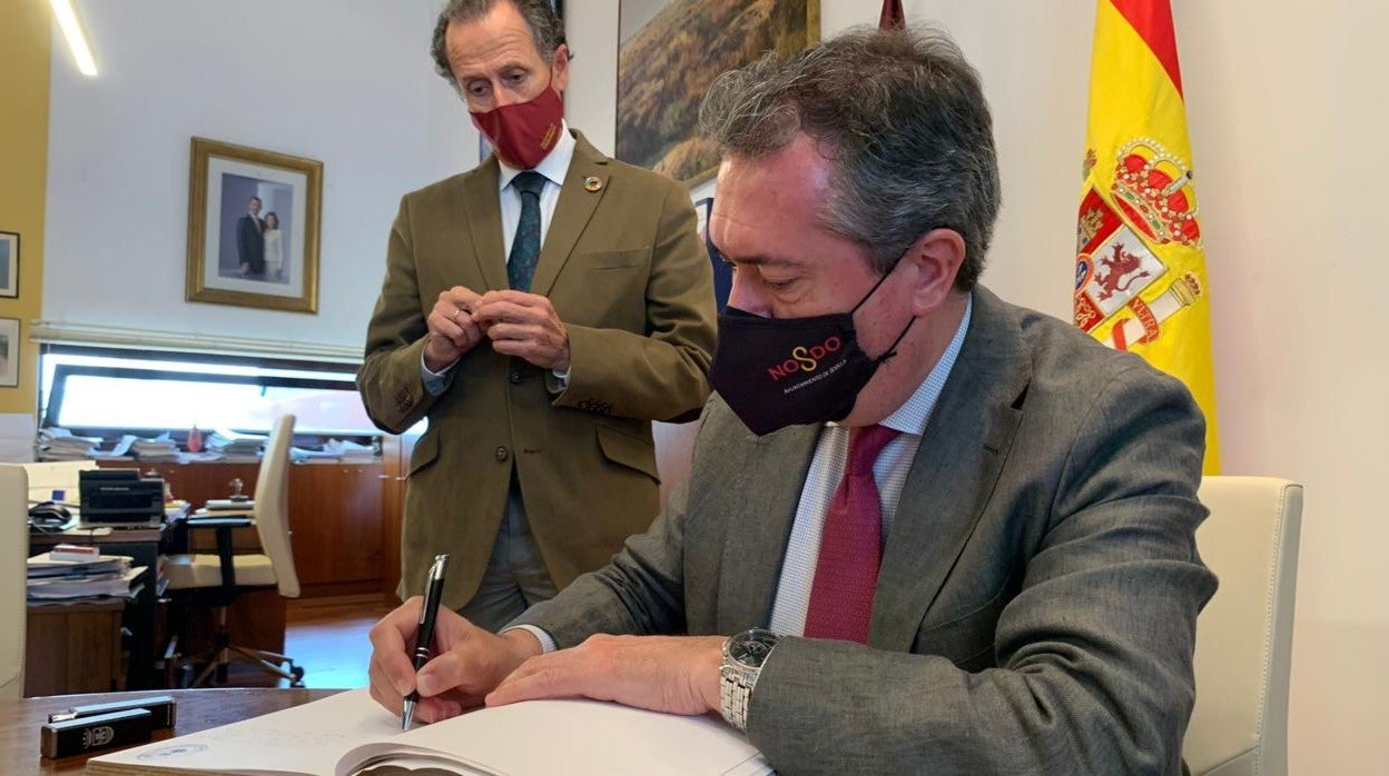 Juan Espadas firmando el Libro de Oro de Chiclana.