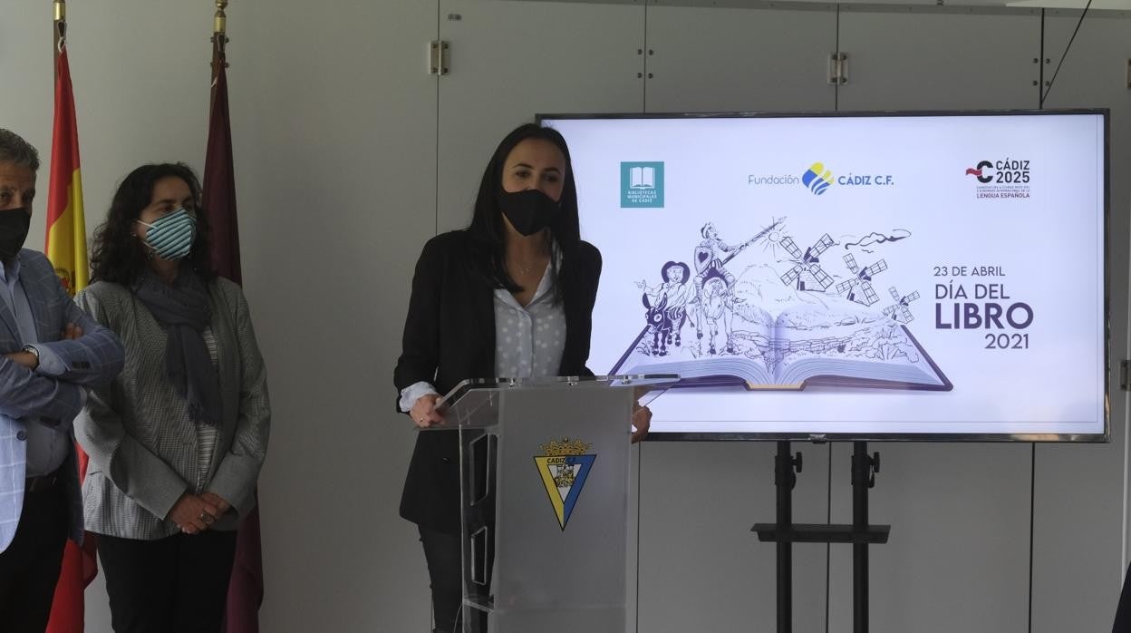 La concejala de Cultura de Cádiz, Lola Cazalilla, en la lectura en el Estadio Carranza.