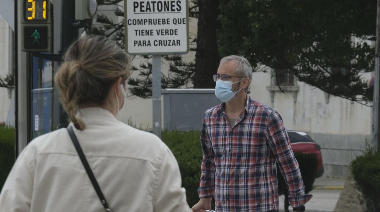 Un hombre con mascarilla en Cádiz capital.