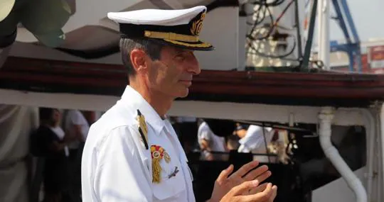El comandante del Elcano, capitán de navío Santiago Colsa Trueba, durante el viaje.