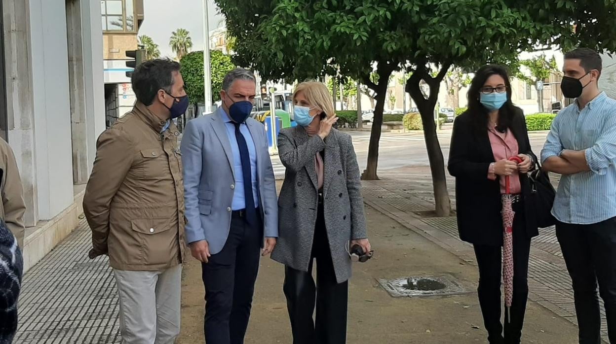 Bendodo acompañado por la diputada María José García Pelayo y el grupo municipal popular