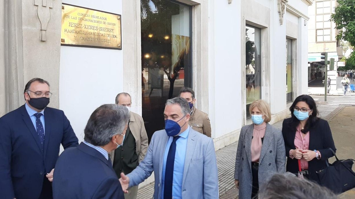 Saldaña saluda a Bendodo antes de la reunión en el Consejo Regulador