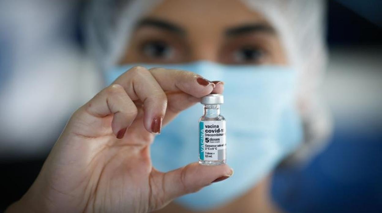 Una sanitaria muestra un vial de la vacuna contra el coronavirus