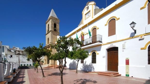 Dos días de luto y banderas a media asta en Conil por el fallecimiento de una niña de dos años en una piscina