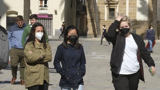 La cuarta ola remite en Cádiz, reduce su tasa de incidencia pero suma un centenar de contagios en un día