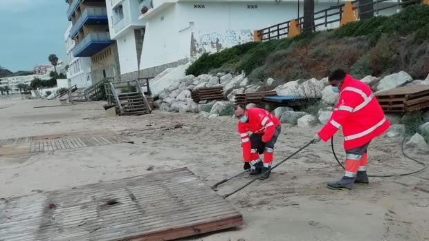 Fotos: La borrasca Lola y las mareas se tragan las playas de Cádiz