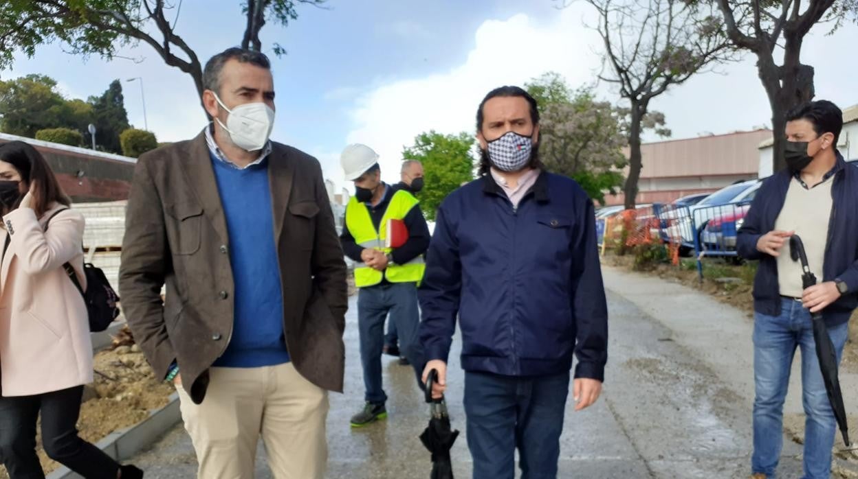 Javier Pizarro con el alcalde de Medina, Fernando Macías.