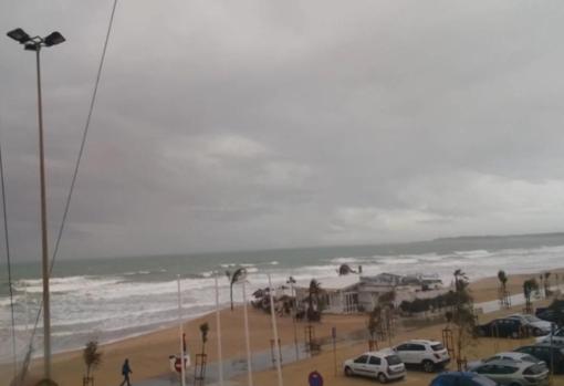 Fotos: La borrasca Lola y las mareas se tragan las playas de Cádiz