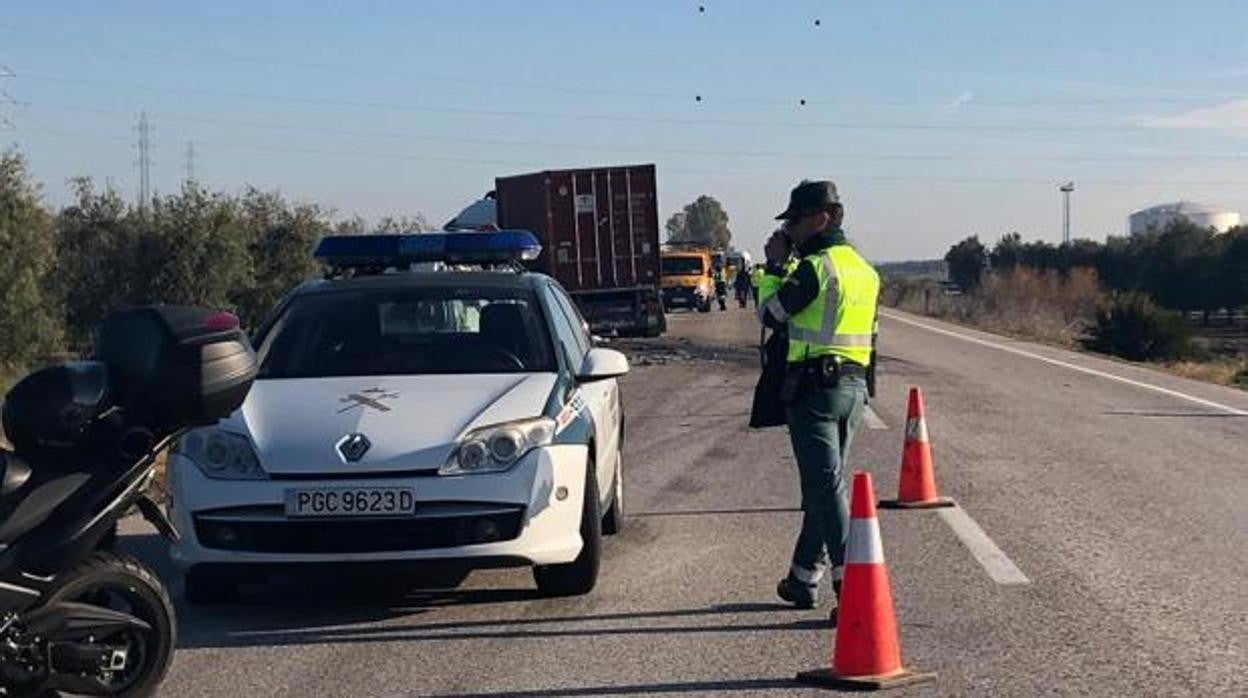 Imagen de archivo de un accidente de tráfico en la carretera que une Arahal y Utrera