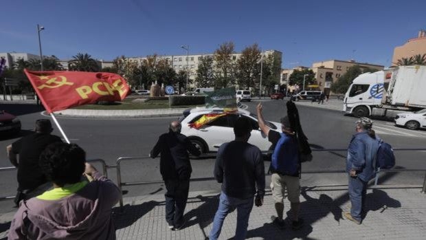 Encuentro de manifestantes de Vox y sindicalistas por el Primero de Mayo en Cádiz