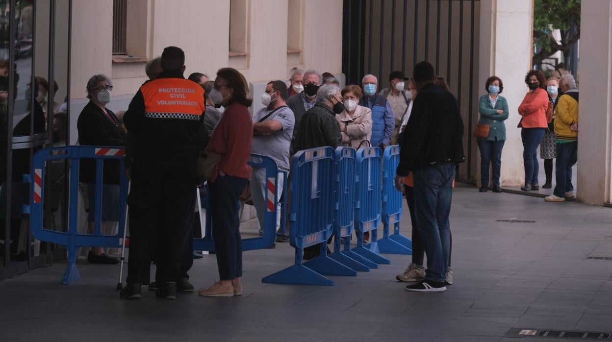 Colas para la vacunación en el Palacio de Congresos de Cádiz.