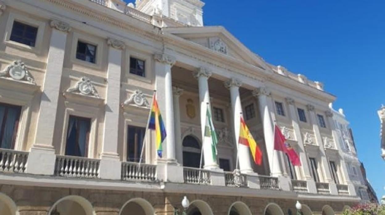 Balcón del Ayuntamiento de Cádiz con la bandera objeto de polémica.