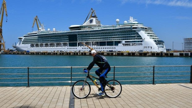 Casi una docena de cruceros llenará el astillero de Cádiz hasta final de año