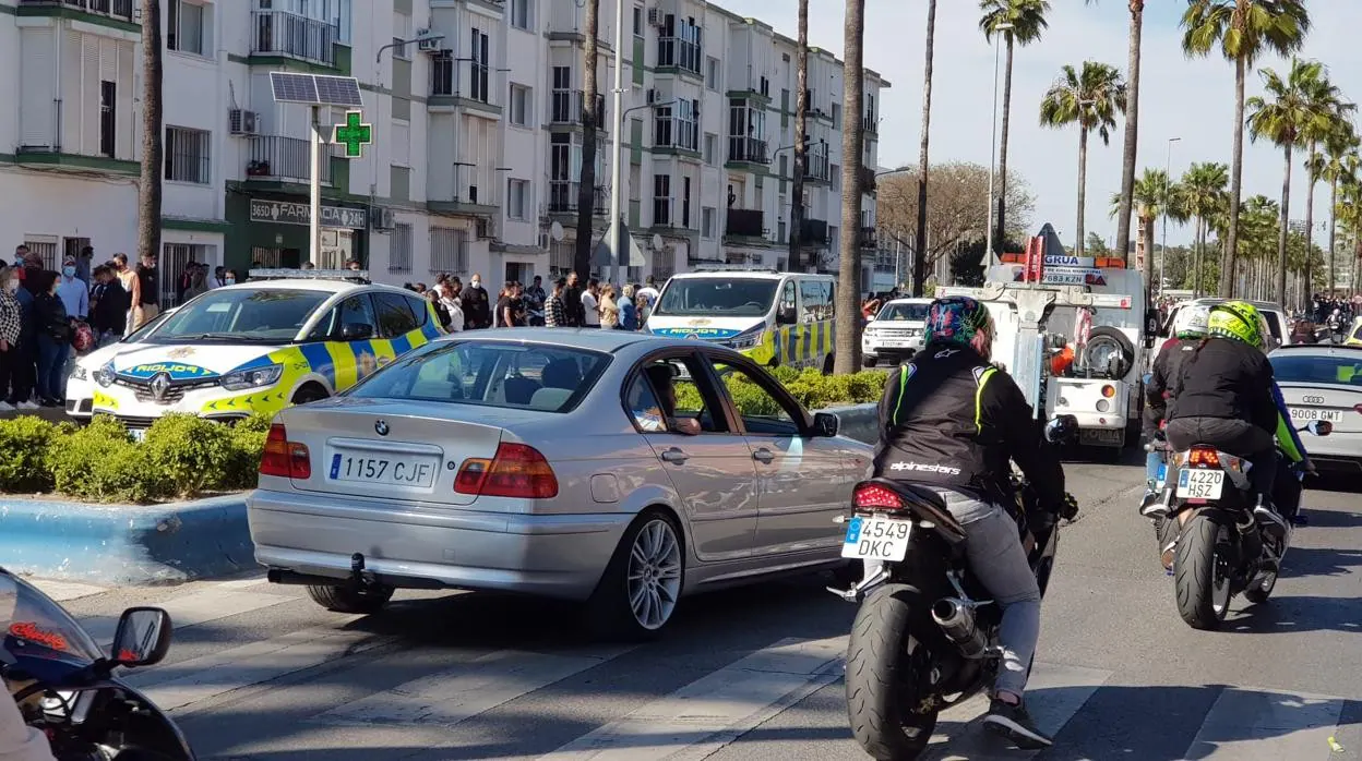 Coches de la Policía Local el sábado por la tarde en la avenida del Tejar