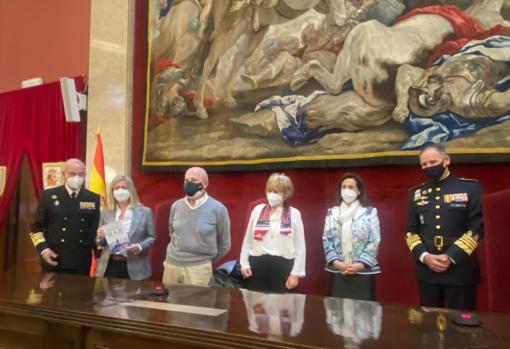 La autora, junto a sus padres, la ministra de Defensa, el director del CESEDEN y el Jefe de Estado Mayor de la Defensa.