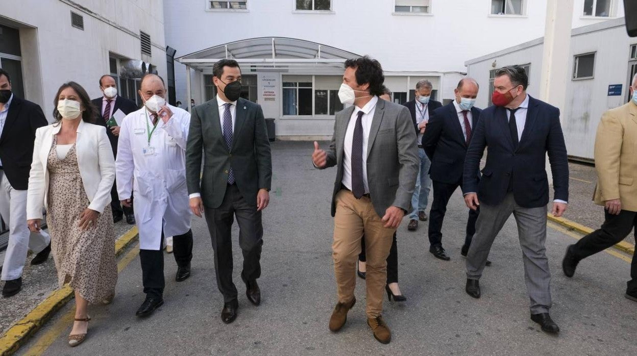 Juanma Moreno, durante su visita al Hospital Puerta del Mar de Cádiz, donde coincidió con el alcalde, 'Kichi'.