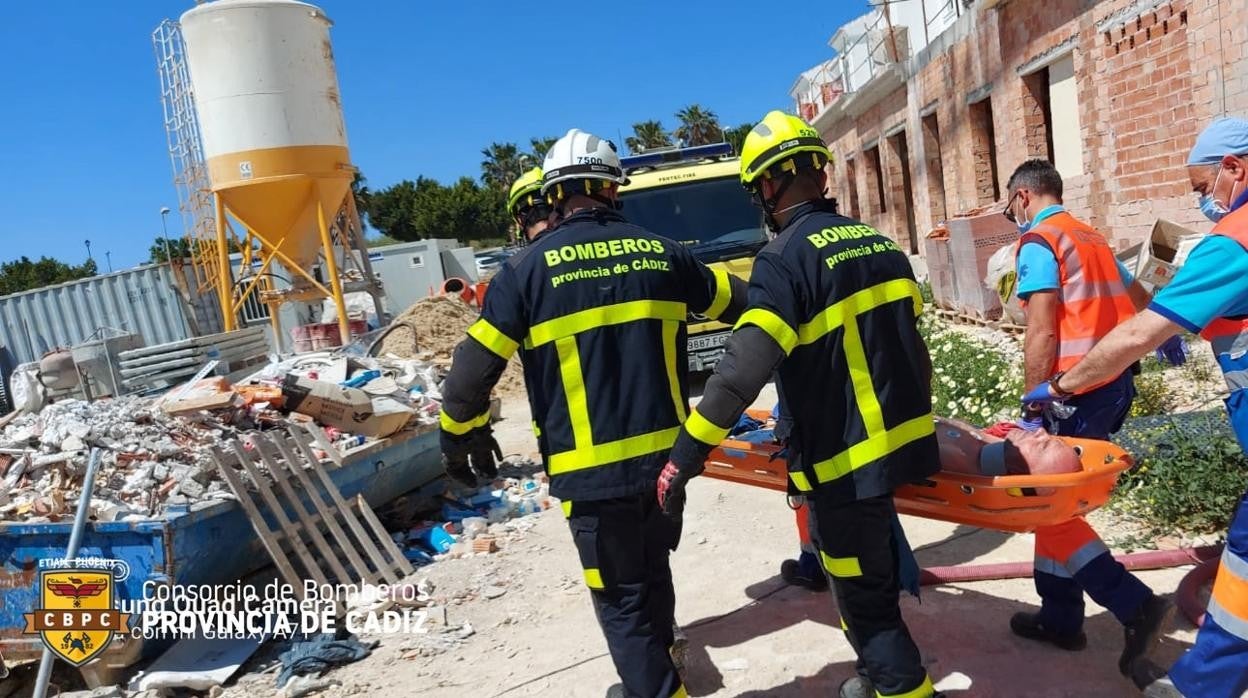 Un trabajador cae en una grúa a 24 metros de altura en Vejer