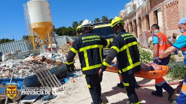 Un trabajador cae en una grúa a 24 metros de altura en Vejer