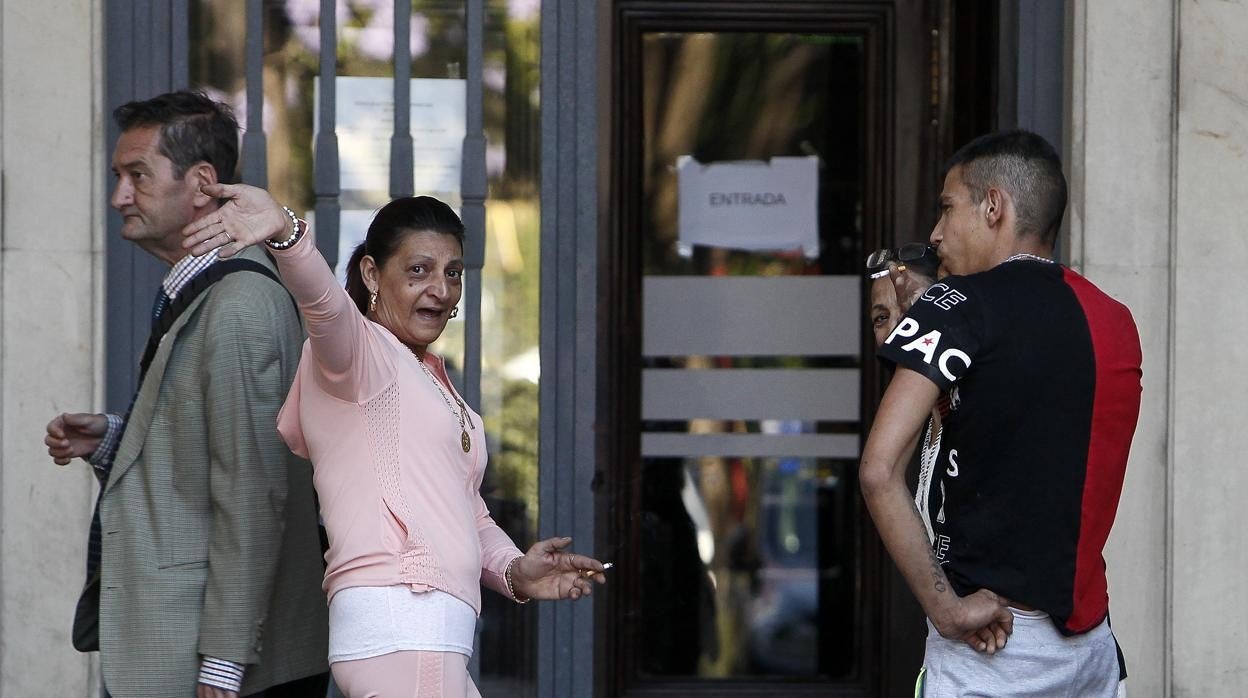 La matriarca de los 'Chorizos', junto a otros miembros del clan, en la puerta de la Audiencia, en una imagen de archivo