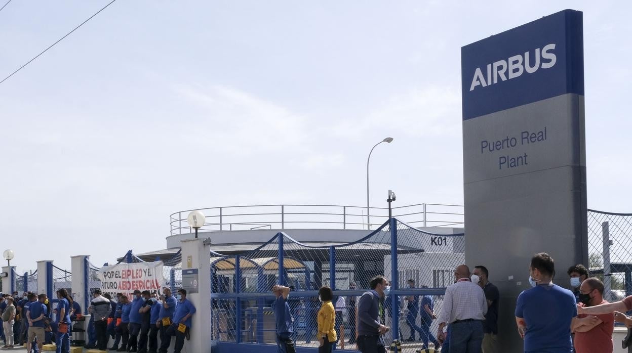 Concentración ante la puerta de la factoría de Airbus Puerto Real