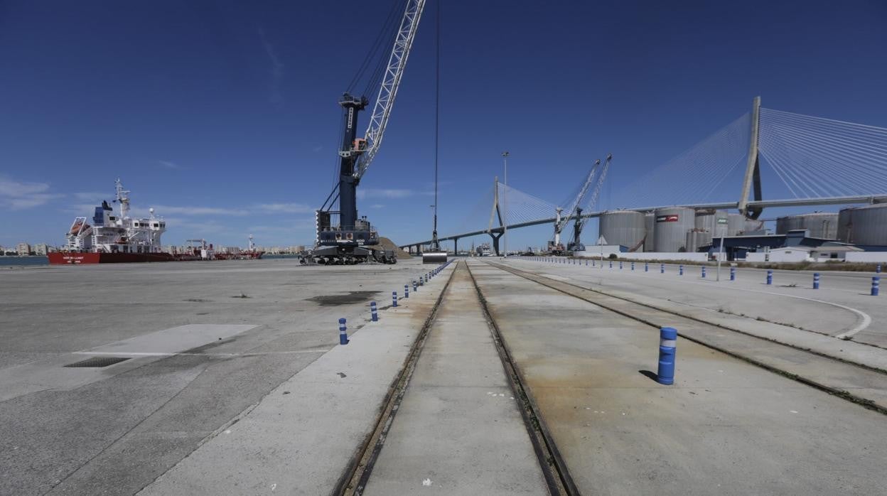 El primer tramo de la vía ya está construido en el suelo portuario