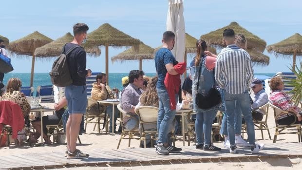 Empresarios de chiringuitos de Cádiz califican de «muy grave» la falta de Policía Local en las playas