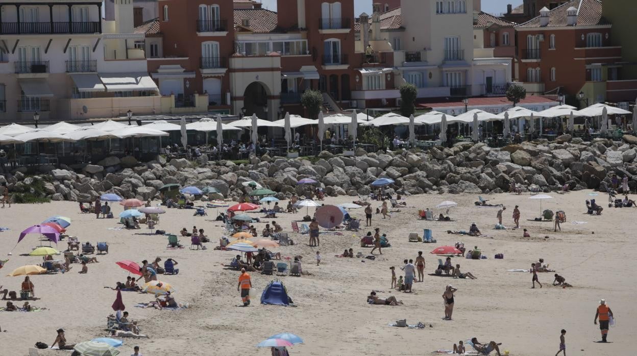 Imagen de la playa de La Muralla, en El Puerto, el verano pasado.