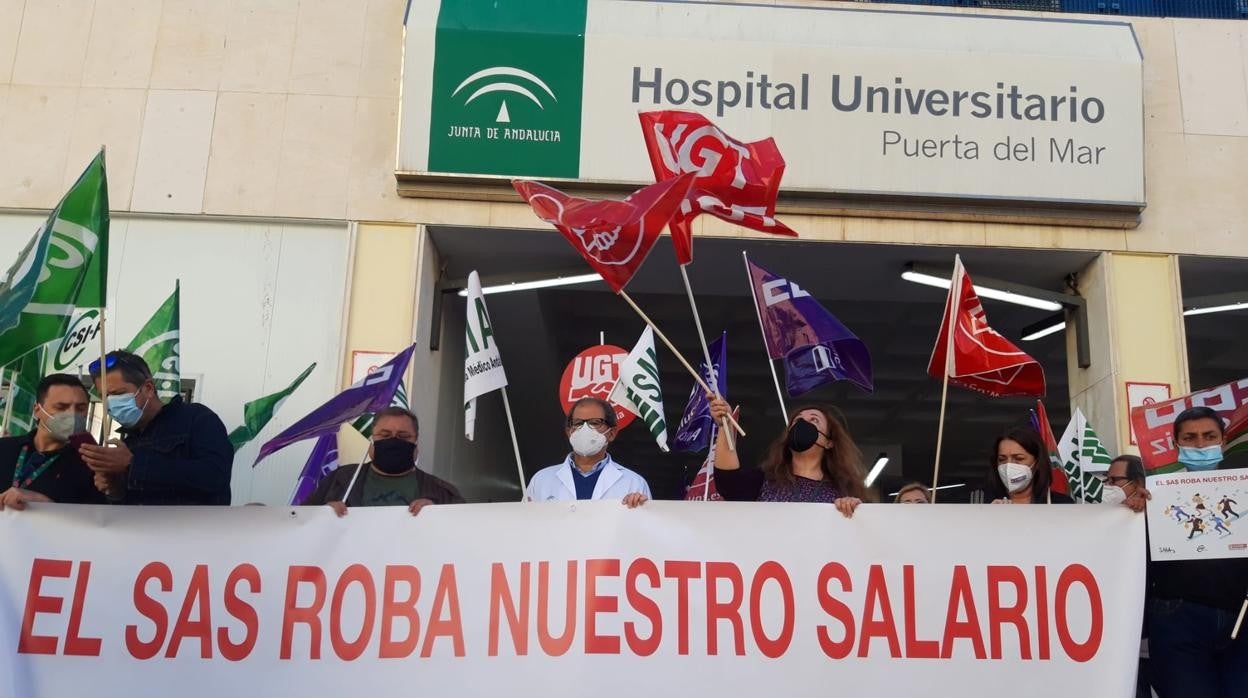 Protestas de este martes en el hospital Puerta del Mar de Cádiz.