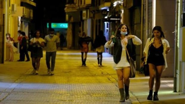 Cádiz mantendrá el horario del ocio nocturno hasta las dos de la madrugada pese a las críticas de Sanidad