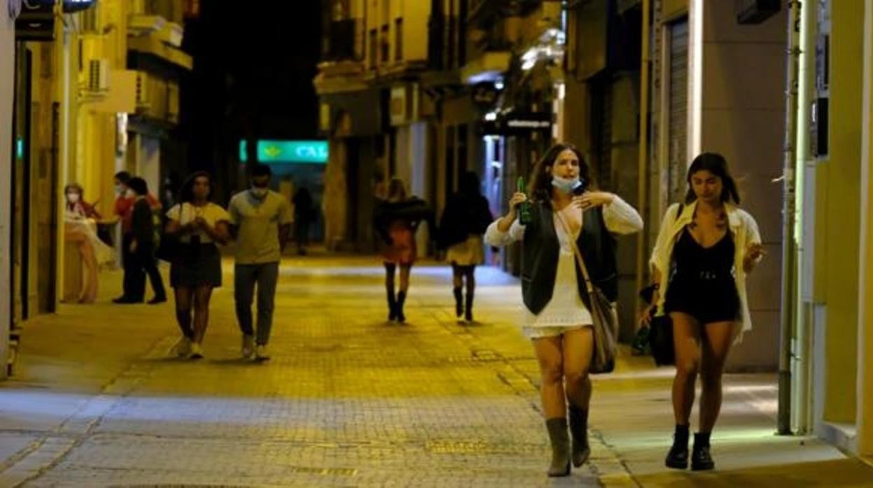 Cádiz mantendrá el horario del ocio nocturno hasta las dos de la madrugada pese a las críticas de Sanidad