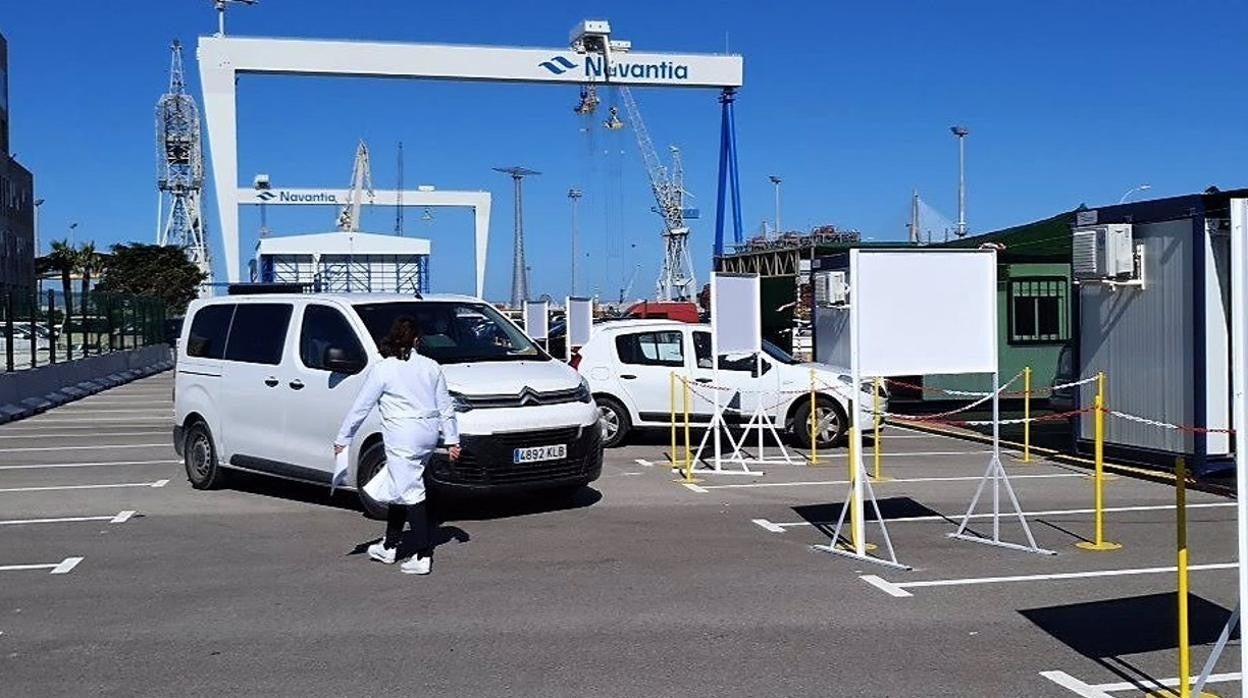 Vacunaciones en el astillero de Puerto Real tras el acuerdo entre Navantia y la Junta de Andalucía.