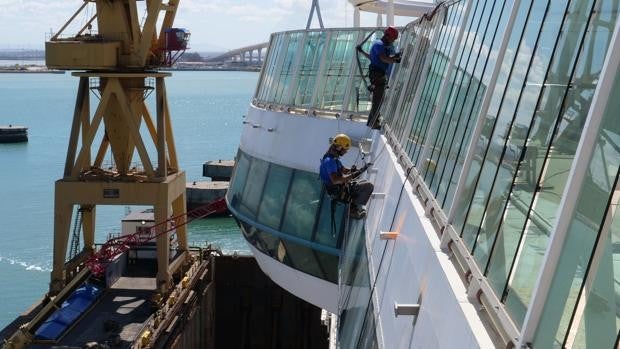 El astillero de Cádiz culmina la obra del crucero 'Jewel' y se prepara para recibir al 'Simphony'