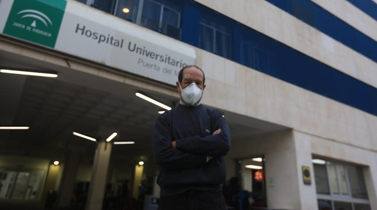El doctor Luis Miguel Torres, en la entrada del hospital Puerta del Mar.