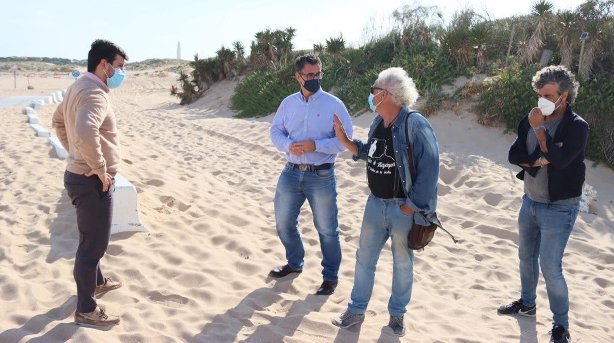 La arena se vuelve a acumular en el acceso a la playa del Faro de Trafalgar