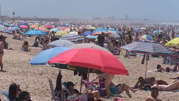 Primer sábado con lleno y ambiente de verano en las playas de Cádiz