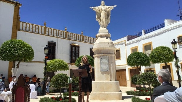 El Sagrado Corazón de La Roda luce ya de nuevo en su pedestal