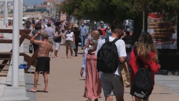 Caída en picado de ingresos y más de 3.000 vacunas en las últimas 24 horas en Cádiz