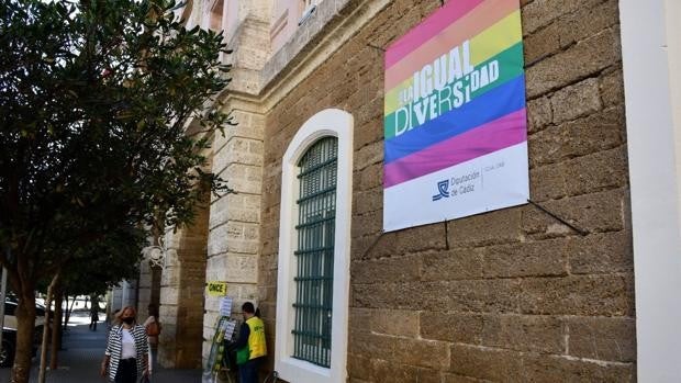 La Diputación de Cádiz se suma al Día Internacional contra la Homofobia, la Transfobia y la Bifobia con un mensaje en la fachada