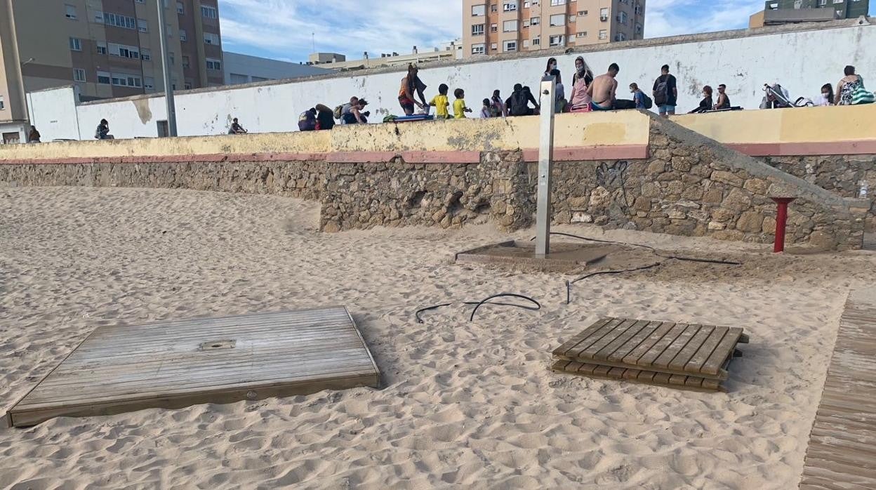 Acceso a la playa por la zona del cementerio en la tarde de ayer domingo.