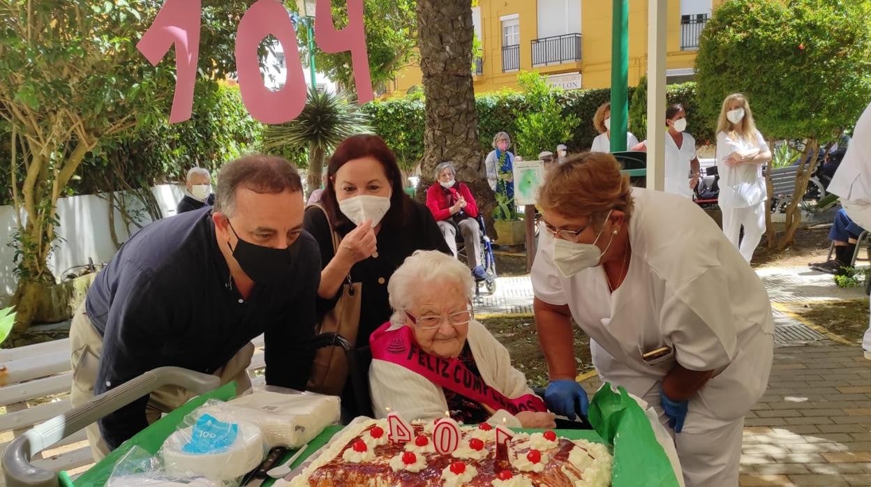 Dolores junto a su tarta y sus seres queridos