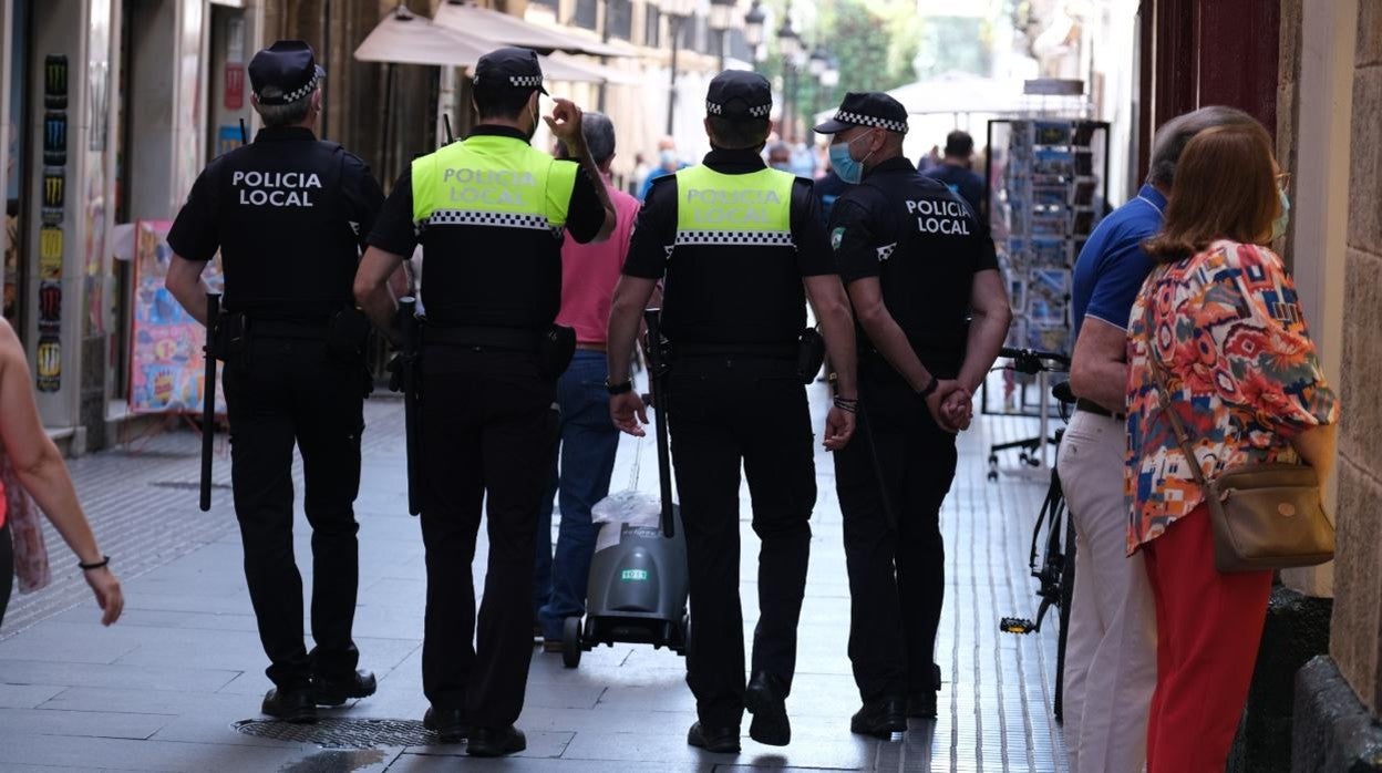 Un coche policial, en el paseo marítimo de la capital.